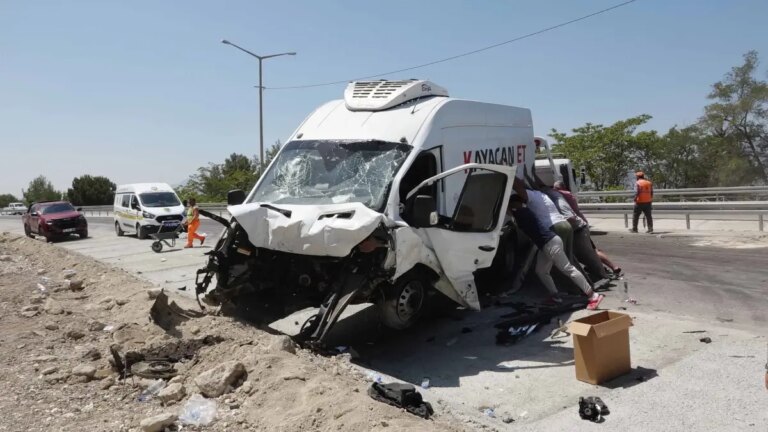 burdurda-trafik-kazasi-2-olu-4-yarali-QrmuadXM.jpg