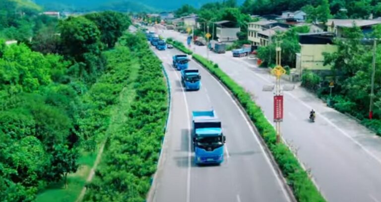 yeni-sektor-resmen-faaliyete-gecti-kamyonlarin-biri-girip-biri-cikiyor-2YQiV33k.jpg