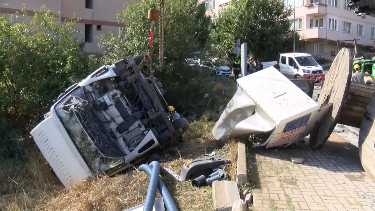 besiktasta kamyon devrildi sofor yaralandi Bm2r86GZ