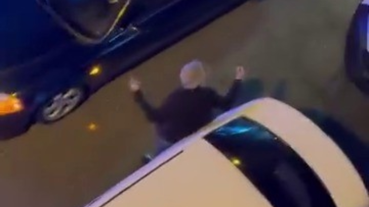 bursada alkollu surucu tek seritli yolda trafigi keserek polis gibi davrandi v8i7NIiJ