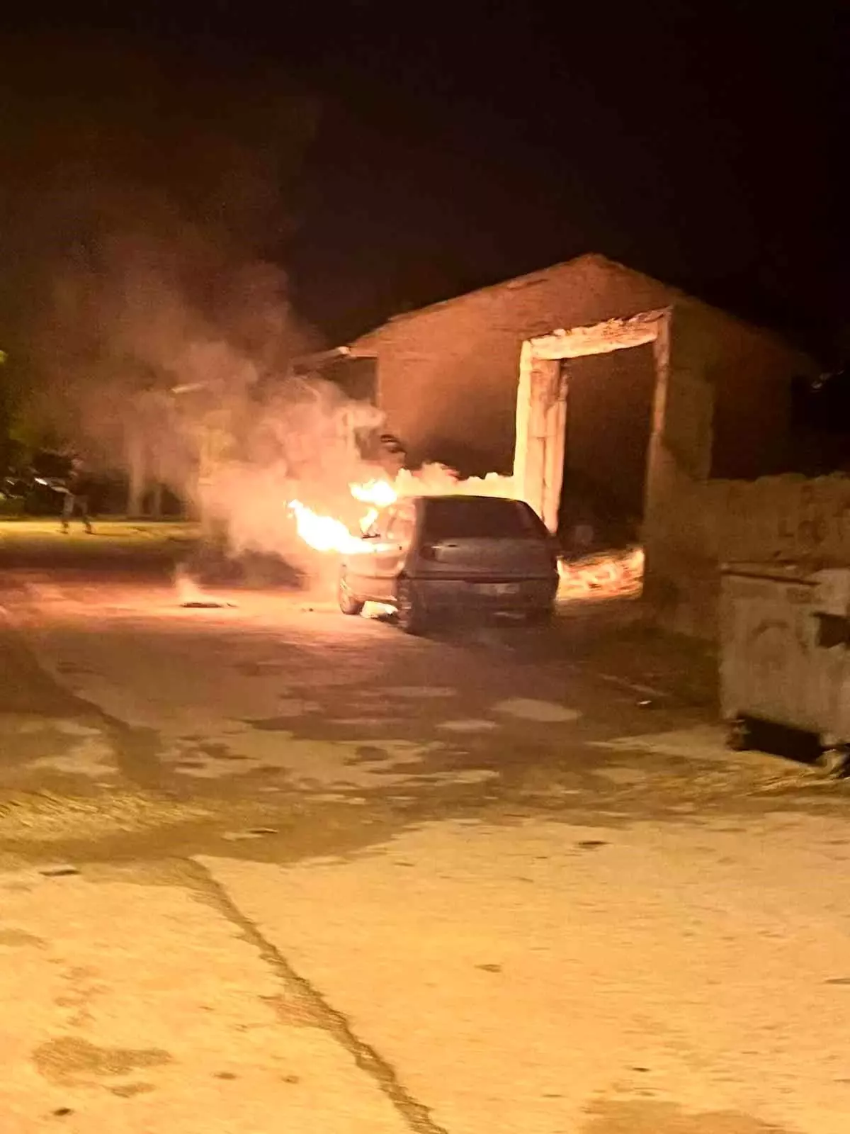 eskisehirde park halindeki otomobil yangini bNqDwWfd.jpg