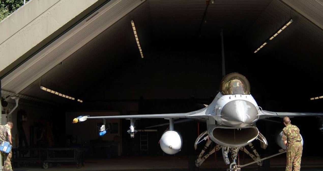 f 16lar hangarda yatiyor orduda ucaklari kullanacak pilot yok HhV5OpeV.jpg