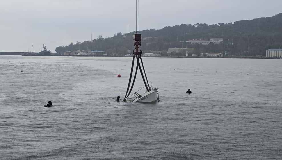 firtinada batan mini yat vinc yardimiyla karaya cikarildi CfqCu4bF