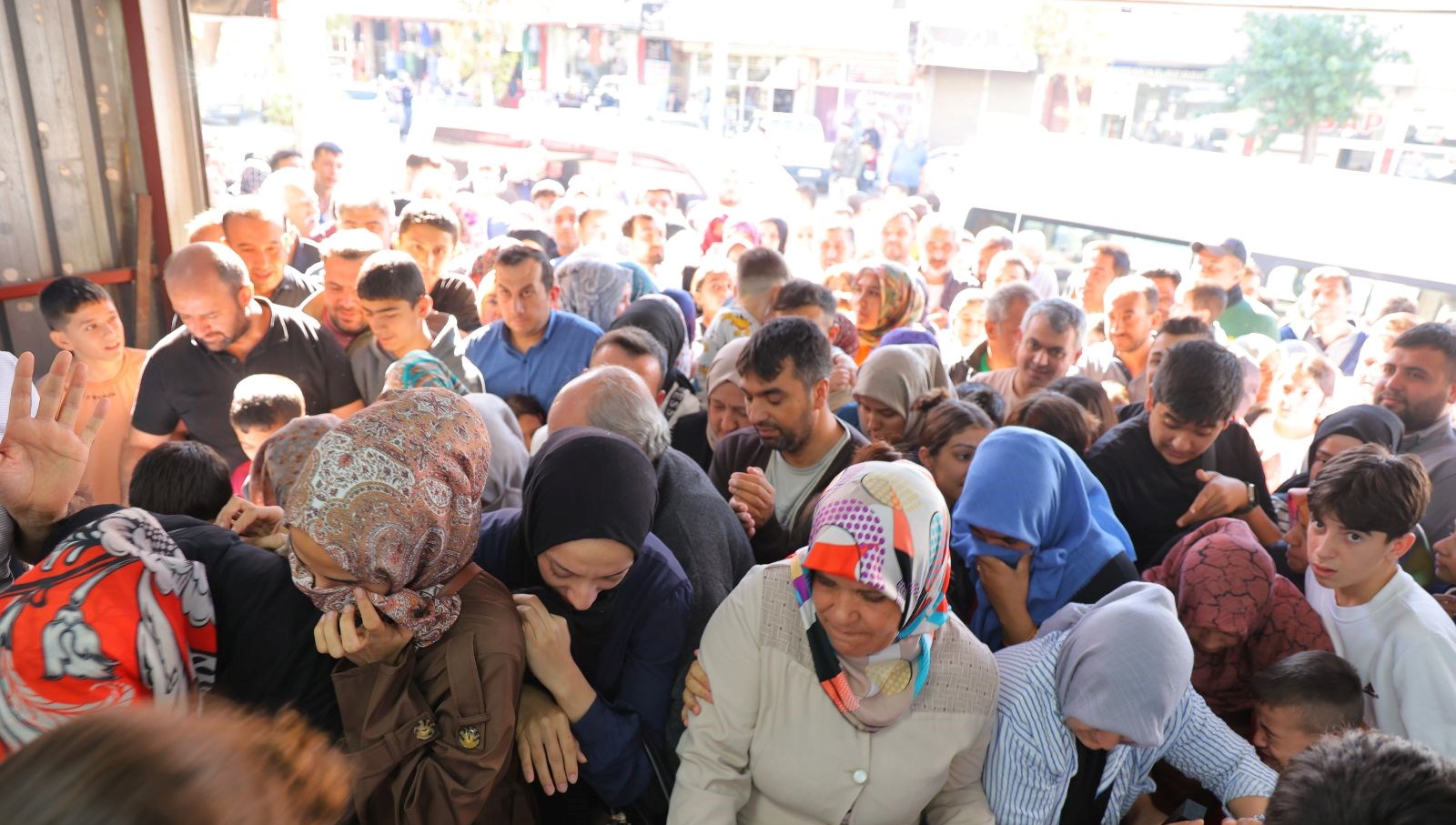 giyim magazasinda indirim izdihama neden oldu sAkA9NqP