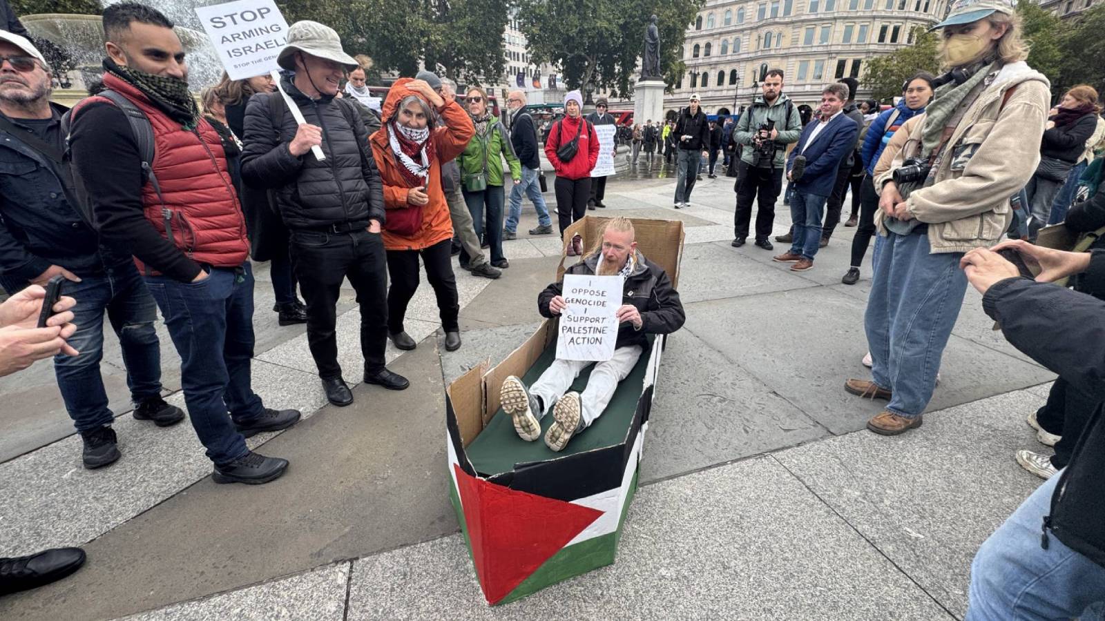 ingilterede yasakli palestine action grubuna destek eyleminde 355 kisi gozaltina alindi Uc5SRpP6