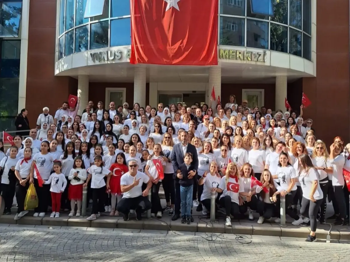 cumhuriyetin 102 yili sari zeybek ile kutlandi fDbfYcfj.jpg