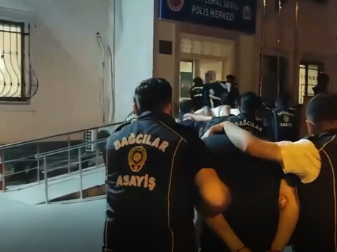 Baskin icinde baskin polise tek bir fisilti yetti bes firari ayni evde yakalandi NERi1NmK
